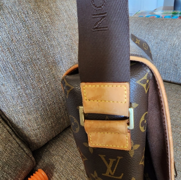 Authentic Louis Vuitton Monogram Messenger Bag - Picture 14 of 14